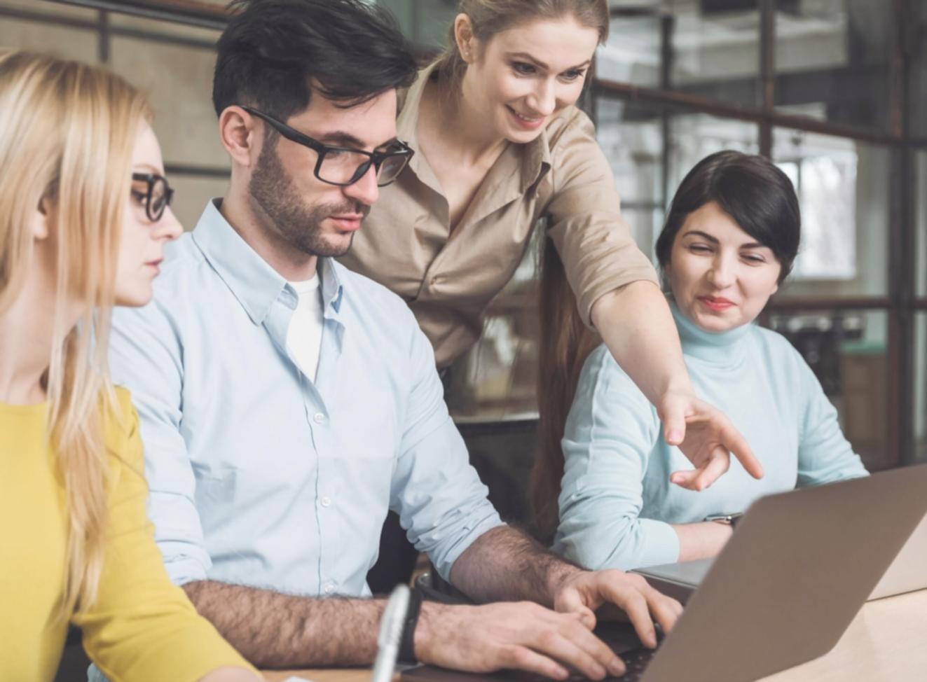 Analyse de documents financiers sur un bureau